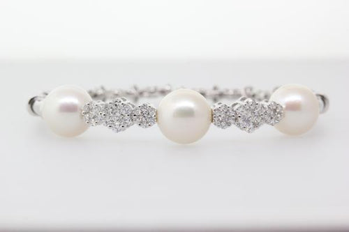 18k white gold diamond and South Sea pearl bangle bracelet with 1.30 carats in diamonds of F color, VS2 clarity.